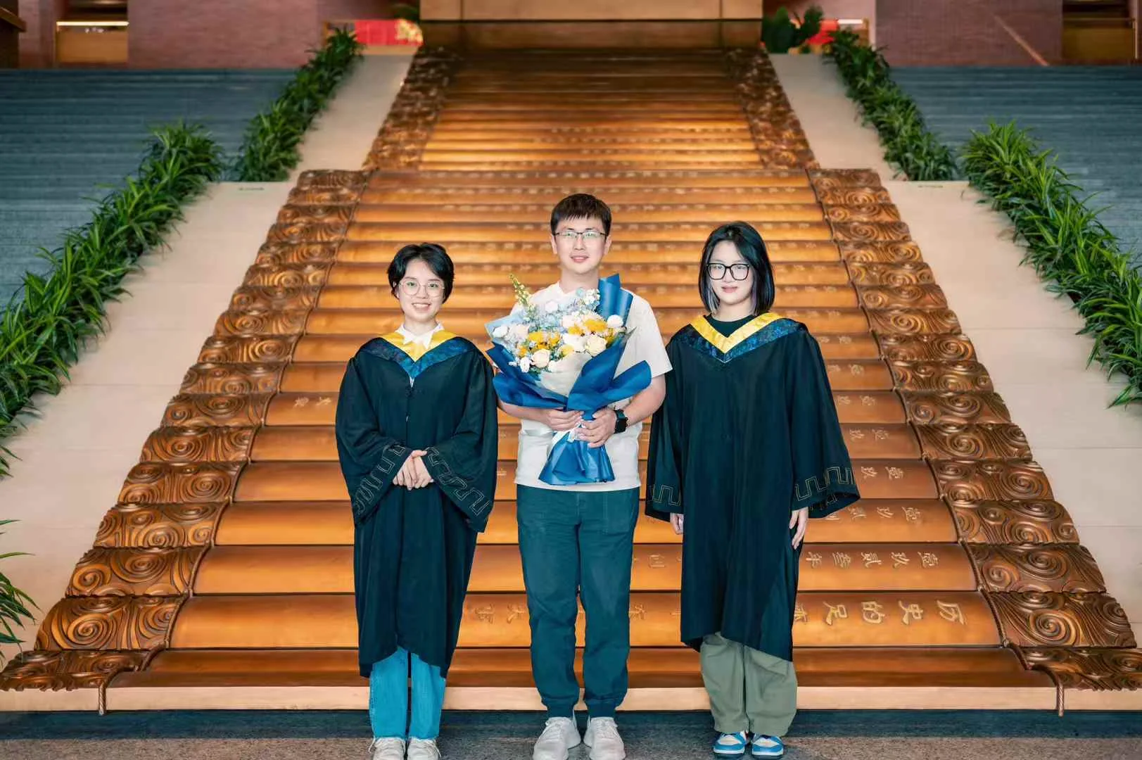 左起：张馨艺（本科）、导师刘正皓（副教授）、戴鑫（本科）