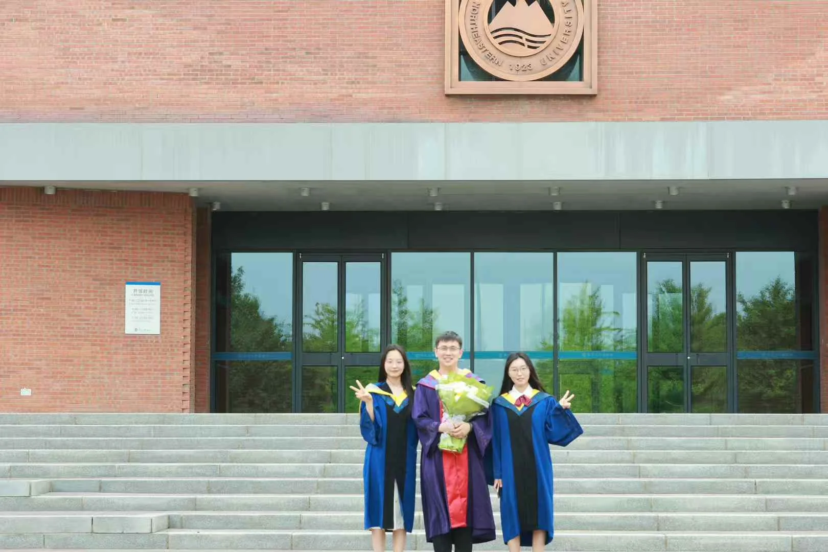 左起：周天硕（硕士）、导师刘正皓（副教授）、姚思佳（硕士）