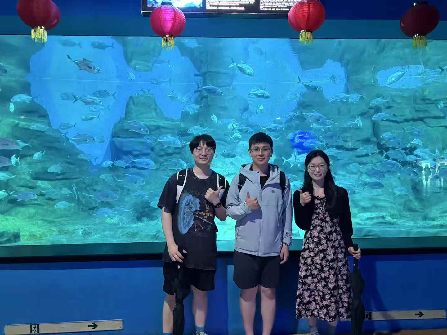 左起：黄鹏程（硕士）、导师刘正皓（副教授）、姚思佳（硕士）